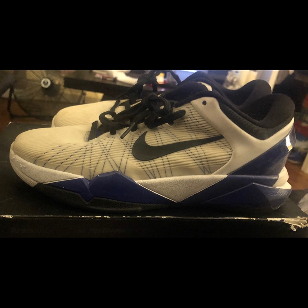 Women’s Nike sneakers
